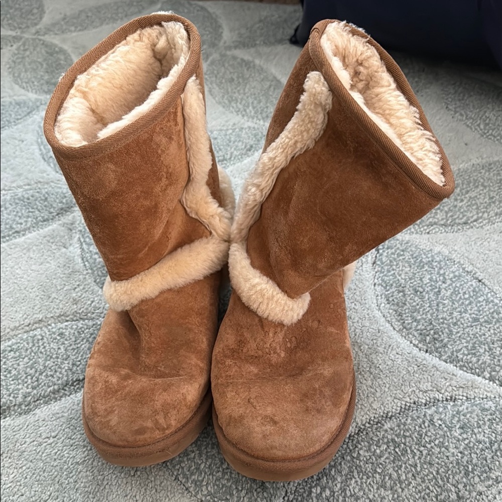 Cozy UGG Tan Shearling-Lined Boots